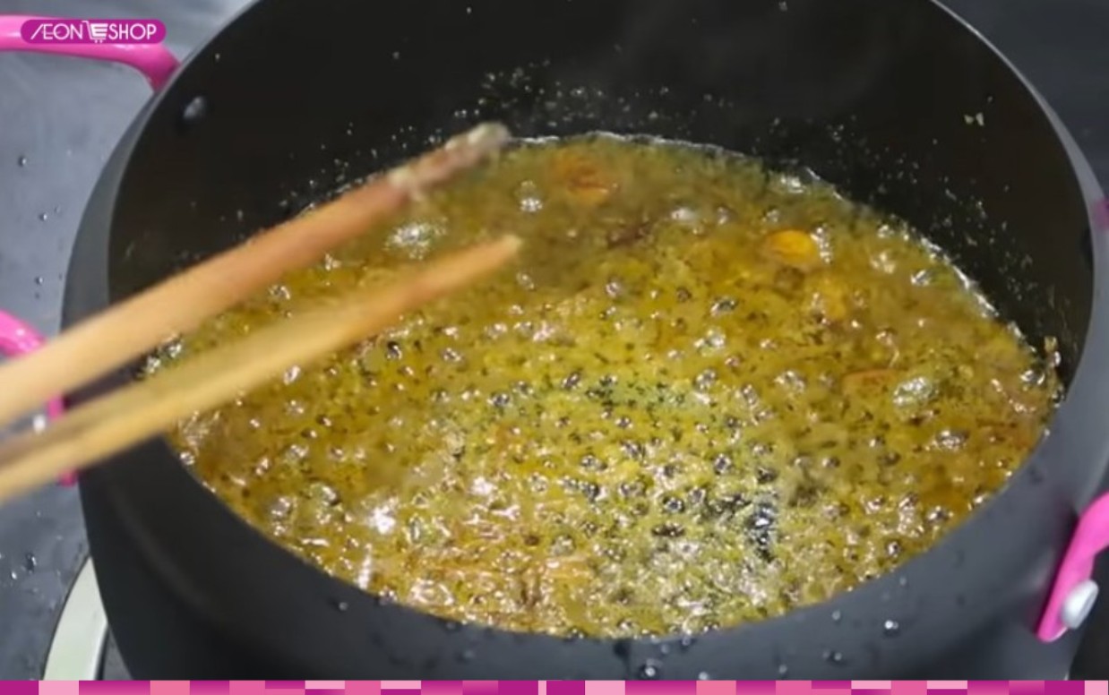 Xào gạch cua nấu bún riêu cua