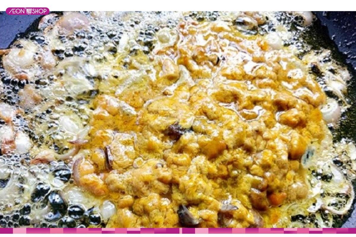 Xào gạch cua là bước 3 trong cách nấu bún riêu cua