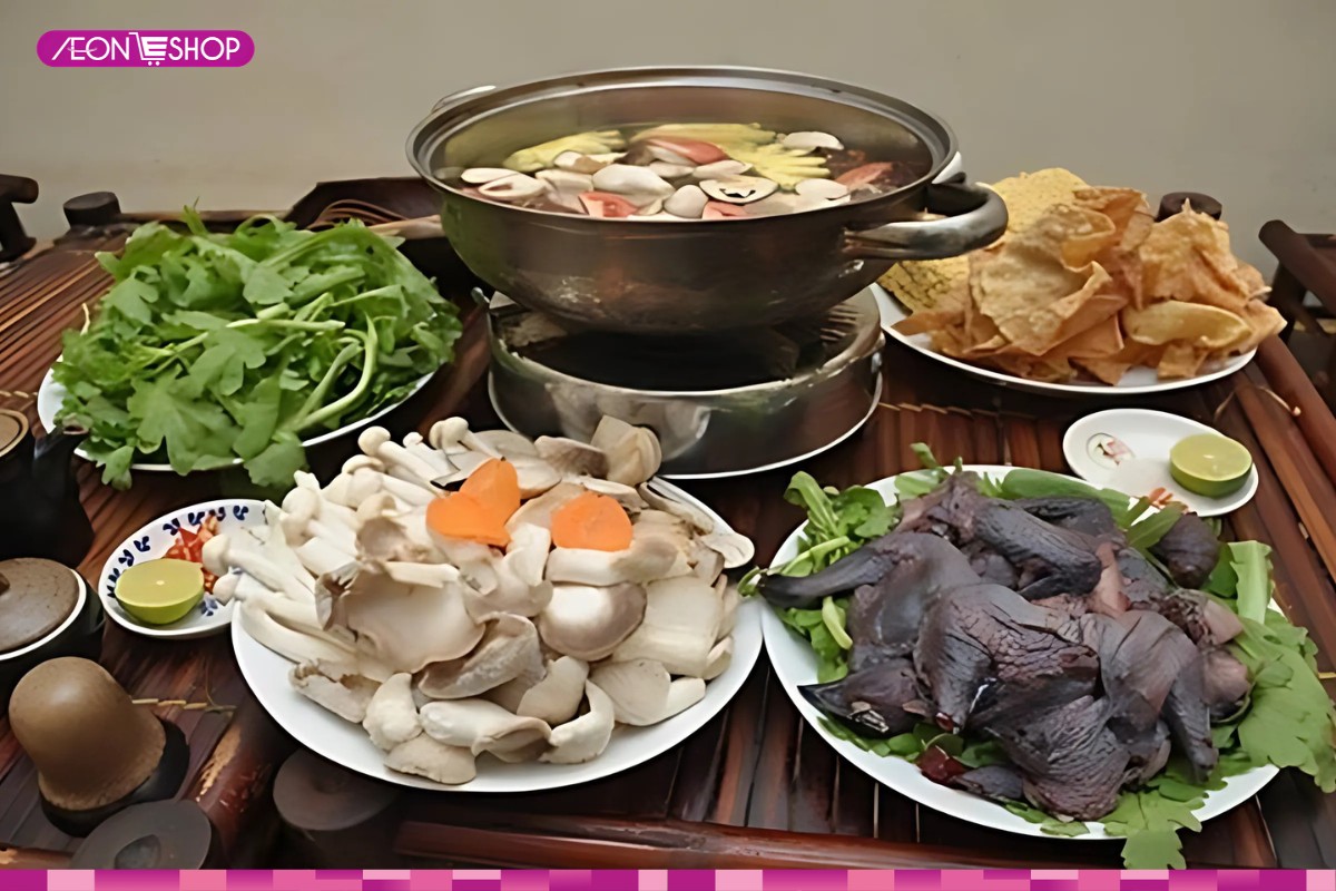 Lẩu gà đen nấu với lá giang