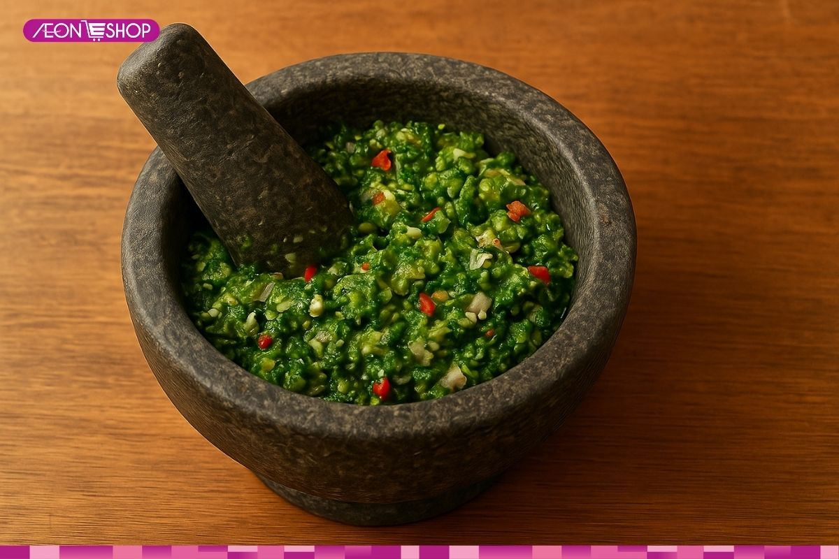 Giã nhuyễn lá é nấu lẩu gà